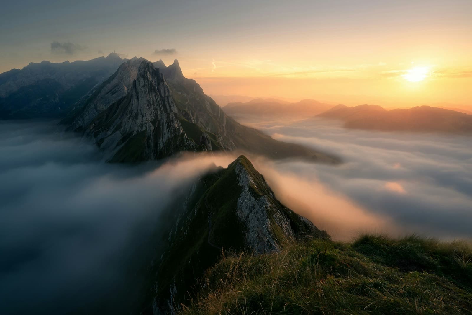 山稜與雲