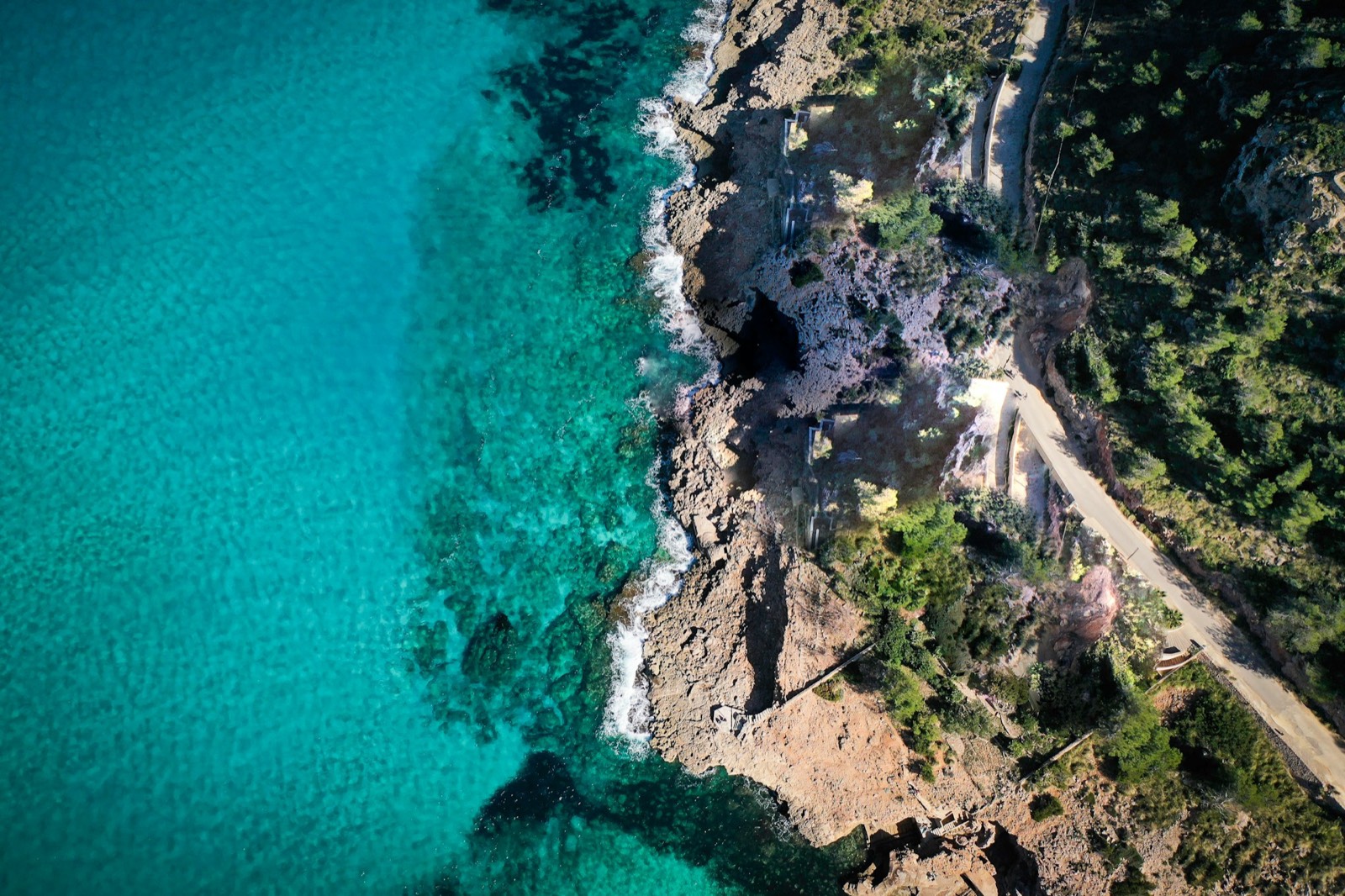 沿著礁岩海岸的道路